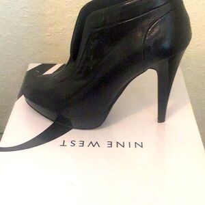 Ancle boots with a front opening